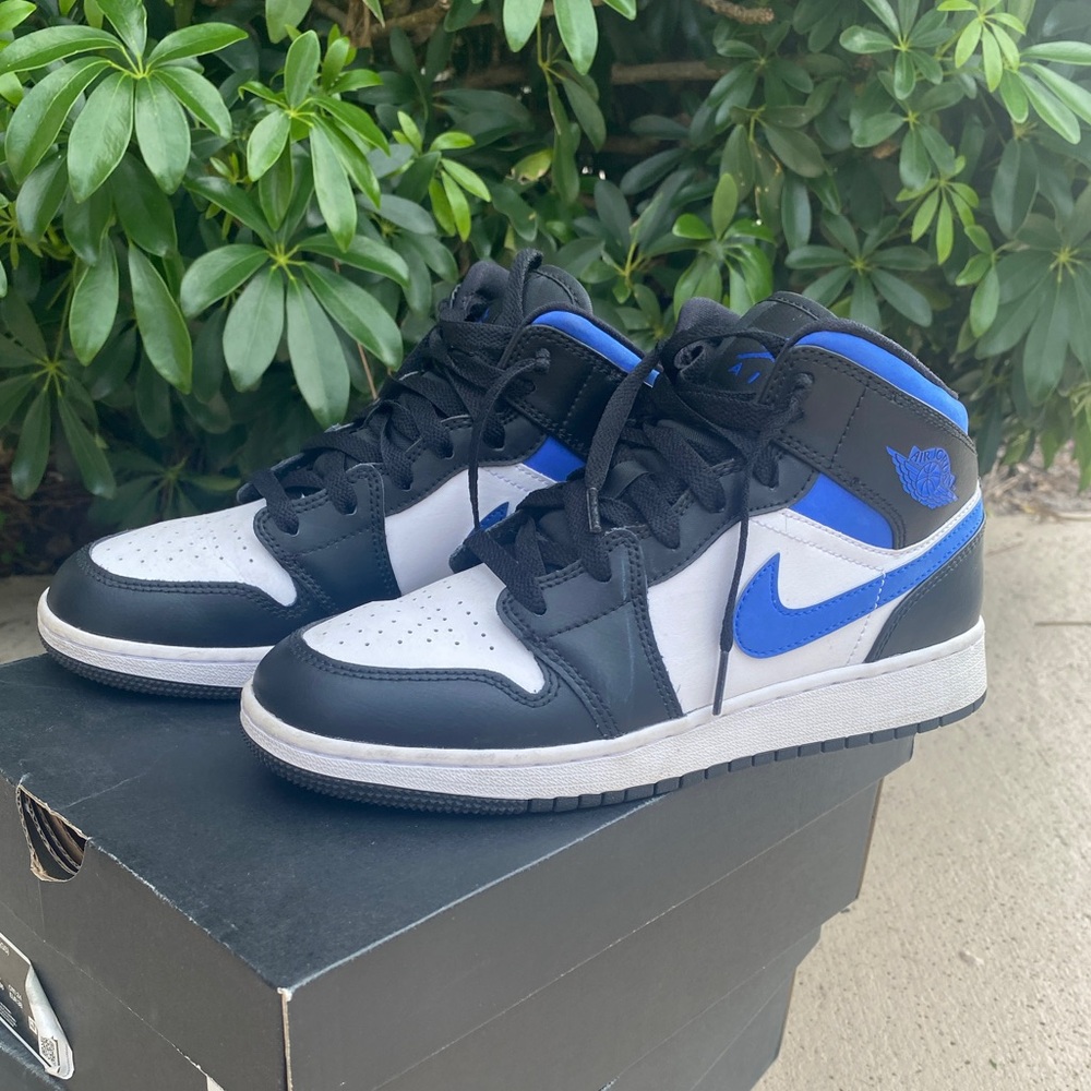 Air Jordan Mid Youth